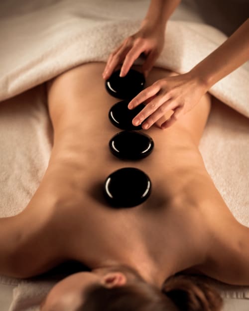 Massage aux pierres chaudes au spa Le Mas F à Saint-Rémy-de-Provence