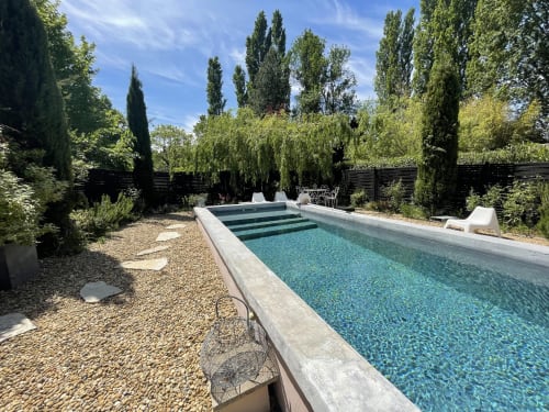 Piscine luxueuse du boutique-hôtel Le Mas F à Saint-Rémy-de-Provence avec cyprès et jardin paisible