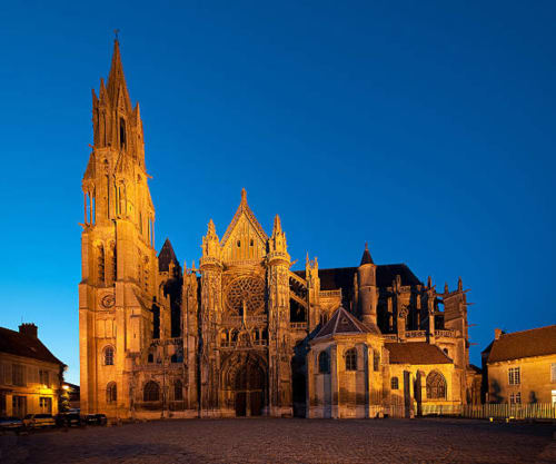 Cathédrale gothique illuminée au crépuscule à Pont-Sainte-Maxence, France, avec son architecture historique