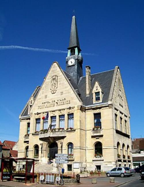 Bâtiment historique de couleur crème avec tour d'horloge à Pont-Sainte-Maxence, France