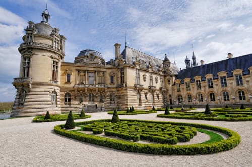 Grand château à l'architecture raffinée, jardins paysagés et cour formelle à Pont-Sainte-Maxence