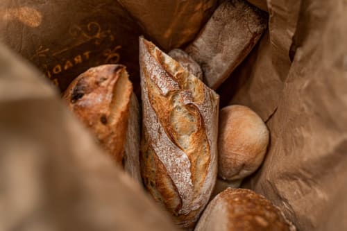 Baguettes artisanales fraîchement cuites au gîte Le Mas F à Saint Rémy de Provence, France