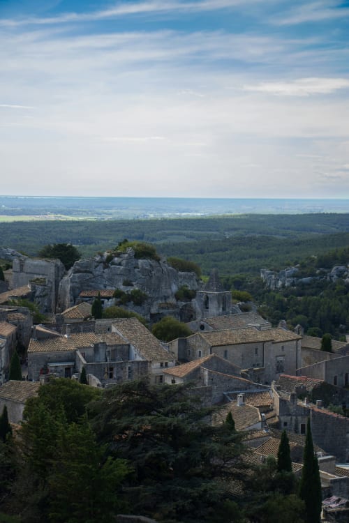Village perché de Les Baux-de-Provence près de Saint Rémy, avec ses bâtiments en pierre et toits en terre cuite dominant la verdure