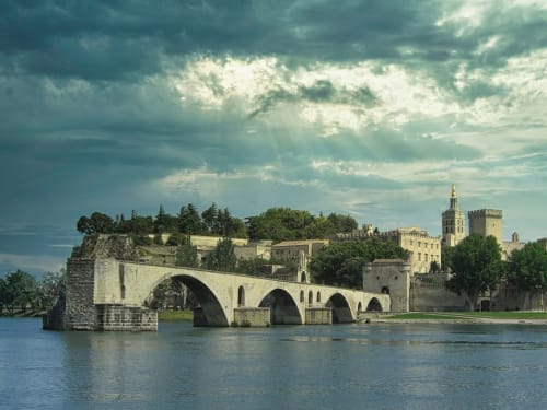 Ancien pont en pierre enjambant la rivière avec palais médiéval et tourelles à Saint-Rémy-de-Provence