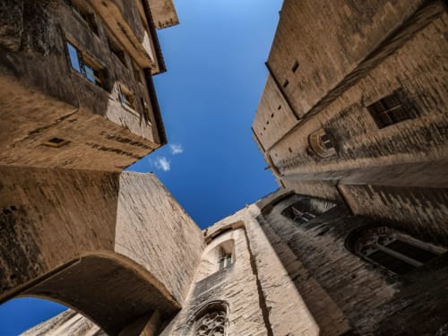 Bâtiments en pierre historiques et passage voûté à Saint-Rémy-de-Provence, Le Mas F chambres d'hôtes