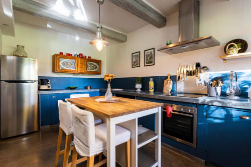 Cuisine moderne bleue au Mas F, Saint-Rémy-de-Provence avec îlot en bois et électroménagers inox