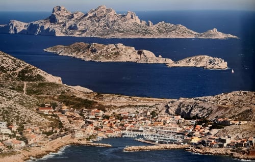 Îles rocheuses des Calanques près de Marseille avec village côtier, port et vues sur la Méditerranée