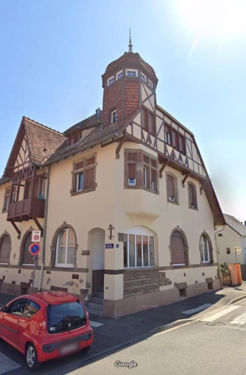Bâtiment historique à colombages avec tour en briques à Illkirch-Graffenstaden, France