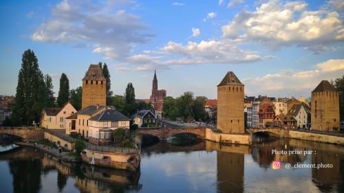 Tours médiévales et pont enjambant la rivière Ill à Strasbourg, près de l'hôtel La Tour De L'ill