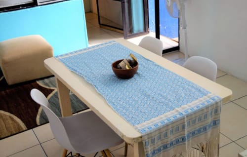 Mesa de comedor moderna con camino de mesa azul en la habitación LLUNA del hotel Oaxaca de Juarez