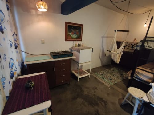Apartamento LLUNA en Oaxaca con dormitorio equipado con futbolín, cómoda, hamaca y decoración colorida
