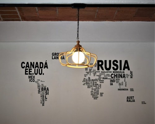 Lámpara colgante sobre mapa mundial tipográfico en departamento LLUNA, Oaxaca de Juárez México