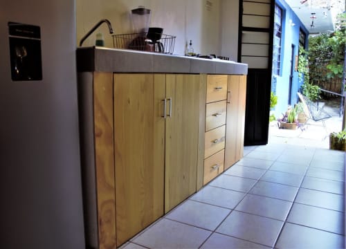 Cocina moderna con cabinetería de madera y encimera gris en el apartamento LLUNA en Oaxaca de Juárez, México