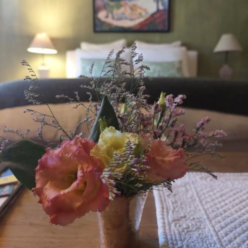 Arrangement floral coloré sur la table de la chambre de la Cordeline B&B, Brignoles France