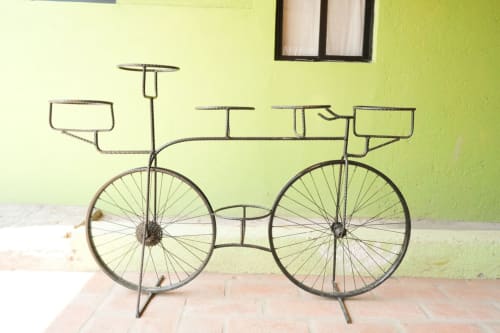 Macetero decorativo de bicicleta metálica con cestas en el apartamento LLUNA de Oaxaca de Juárez, México