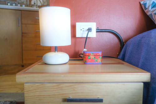 Buró de madera con lámpara blanca y caja decorativa de cinta washi en el departamento LLUNA, Oaxaca