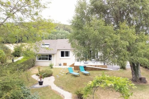 Cottage Accolade à Châteaudun avec vue sur la rivière, jardin aménagé et cadre boisé