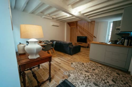 Intérieur cottage moderne à l'Accolade Châteaudun avec séjour ouvert, cuisine, poutres apparentes et vue sur la ville