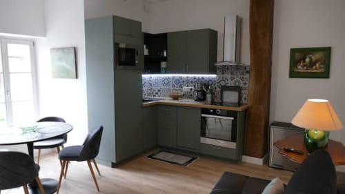 Cuisine et salle à manger moderne vert menthe à l'Accolade, Châteaudun avec dosseret à motifs et parquet