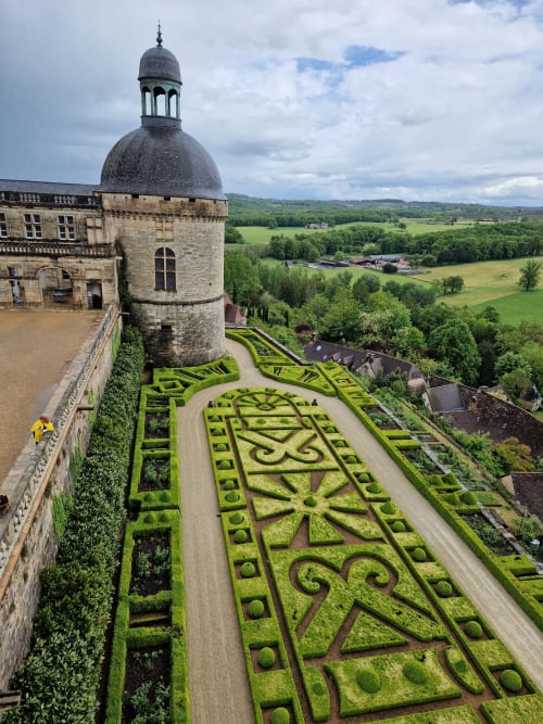 Jardin formel aux haies géométriques de la Maison Aurinkö, Thénon, vue sur la campagne