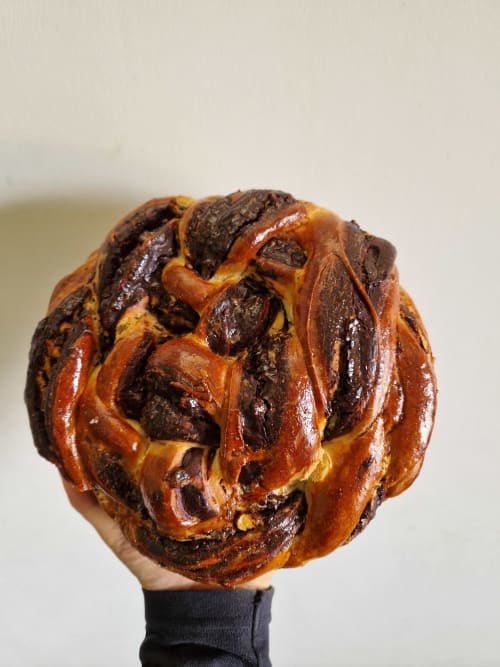 Pâtisserie au chocolat tout juste sortie du four présentée à la Maisonaurinko B&B à Thénon, France