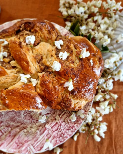 Pâtisserie fraîchement cuite avec fleurs blanches à la Maisonaurinko B&B à Thénon, France