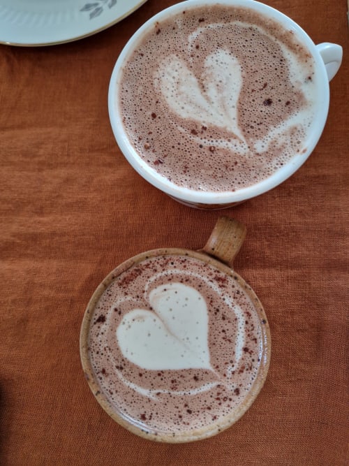 Deux tasses de chocolat chaud avec latte art en forme de cœur à la Maisonaurinko B&B à Thénon, France