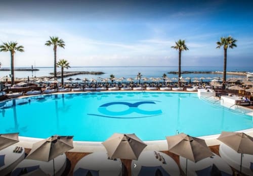 Lujosa piscina frente al mar con palmeras y vistas al Mediterráneo, Marbella Puerto Banús