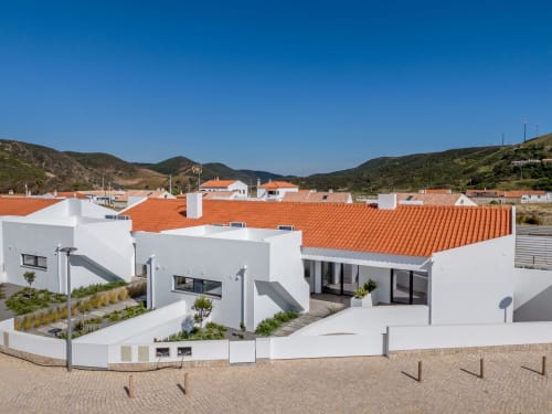 Vila Casa Ingrina em Bordeira com paredes brancas, telhado de barro, vista para montanhas e jardim privado
