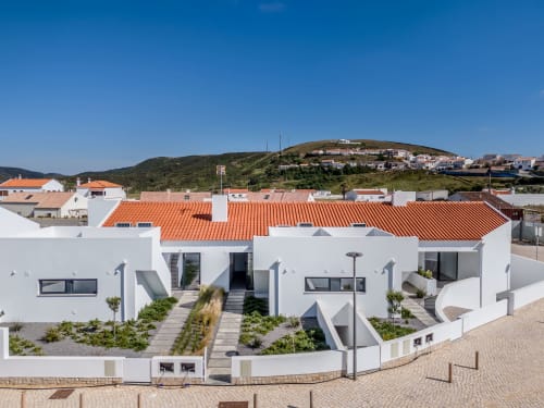 Villa Casa Zavial em Bordeira com paredes brancas, telhado laranja, terraço privado e vistas do mar sobre a costa portuguesa.
