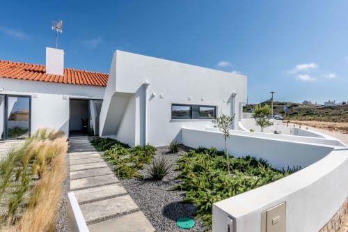 Vila Casa Barranco em Bordeira com fachada branca, telhado de terracota, vista para o mar, jardim privado com paisagismo e área externa