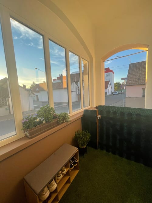 Balcon lumineux avec vue sur la ville à Illkirch-Graffenstaden, plantes en pot et coin détente