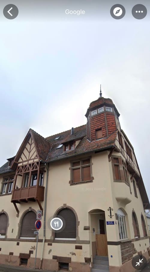 Bâtiment à colombages avec tour à Illkirch-Graffenstaden, France