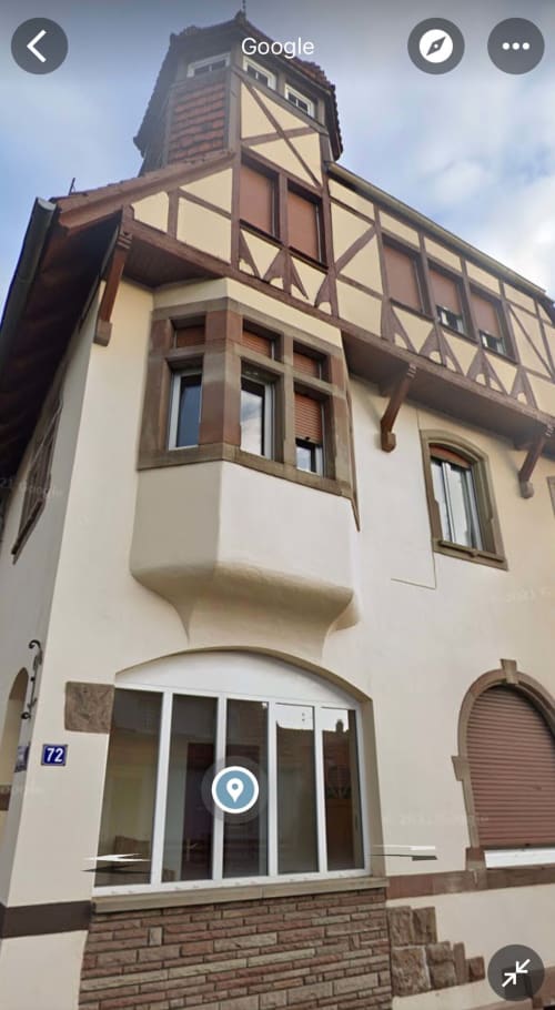 Bâtiment historique à colombages avec tour à Illkirch-Graffenstaden, France. Appartement TonyaFlowersapp en centre-ville