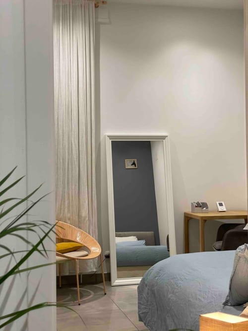 Chambre moderne à Illkirch-Graffenstaden avec lit, chaise en bois, bureau et accès à une deuxième pièce