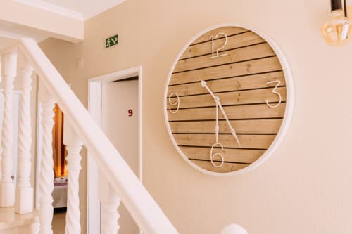 Relógio de parede moderno em madeira com moldura branca no corredor do hotel Casa da Praia, Zambujeira do Mar