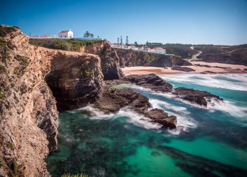 Vista da Costa da Casa da Praia em Zambujeira do Mar com águas turquesas e praia arenosa