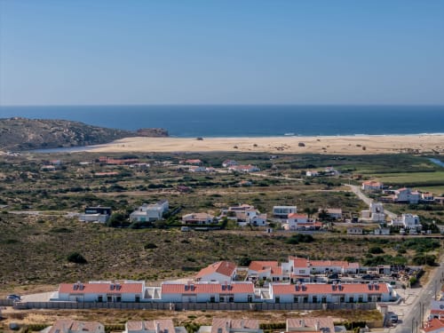 Vista aérea da villa Casa Ingrina em Bordeira, Portugal, com praia e oceano ao fundo