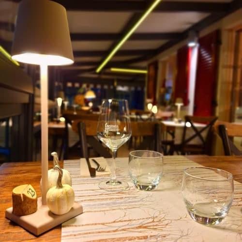 Tavolo elegante con bicchieri di vino e decorazioni autunnali presso Locanda del Sasso Rooms a Crodo
