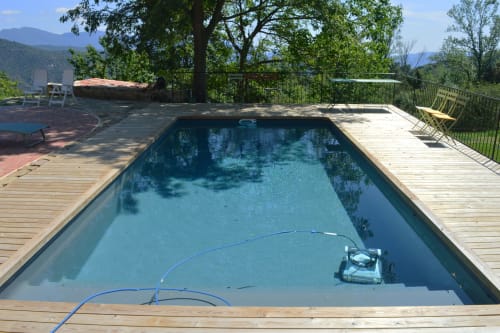 Piscina de 7x3,5 con agua clorada.  La tarima es de madera de pino tratado.