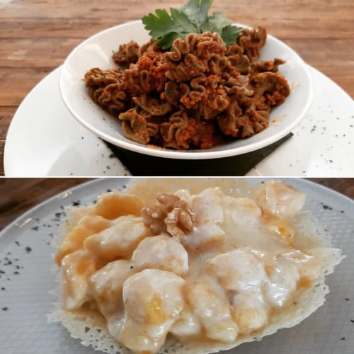 Gebratene Calamari und frische Meeresfrüchte-Vorspeisen in der Locanda del Sasso, einem B&B in Crodo, Italien