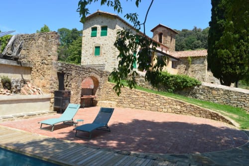 Piscina y patio muy cerca de la casa.