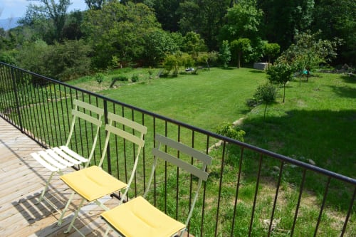 La piscina y la era forman una gran terraza.