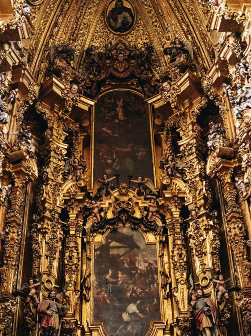 Ornamentado techo de capilla barroca dorada con pinturas religiosas en Hotel Estrella de Matamoros