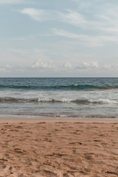 Playa arenosa con olas suaves y cielo nublado en Hotel Estrella, Matamoros, México
