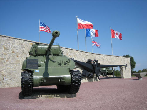 Mémorial de Montormel à la mémoire de la seconde guerre mondiale et de la bataille de la poche de falaise proche du Domaine des Thomins Maison d'hôte Cisai Saint-Aubin Hôtel Gacé