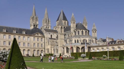 Abbaye de Caen que l'on peut visiter au départ du Domaine des Thomins Maison d'hôte Cisai Saint-Aubin Hôtel Gacé