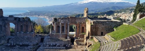 Ruderi dell'antico teatro greco a Castiglione di Sicilia con l'Etna e vista costiera sullo sfondo