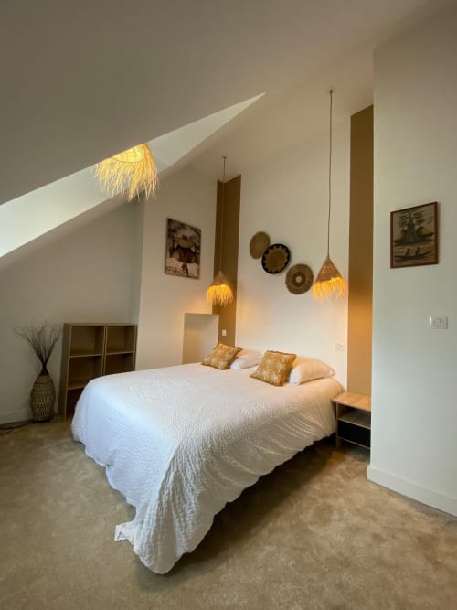 Chambre moderne du Lady Jule B&B avec lit blanc, éclairage suspendu et paniers muraux décor à Sainte-Luce-sur-Loire