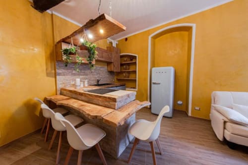Zona cucina-living moderna con mobili in legno e frigorifero vintage presso l'appartamento Dimore Verona a Verona